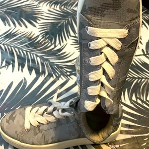 Steve Madden Gray Camo Bertie size 8.5